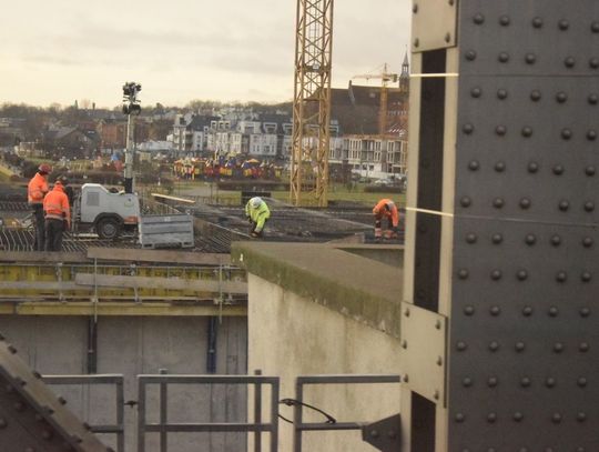Robotnicy zabezpieczają konstrukcję Mostu Tczewskiego
