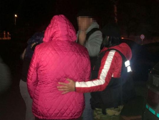 Rodzice nastolatki oskarżają jej 22-letniego chłopaka o uprowadzenie. Ten w odwecie zawiadomił prokuraturę