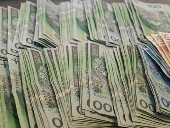 Rok i 8 miesięcy dla pracownicy banku, która wyłudzała kredyty