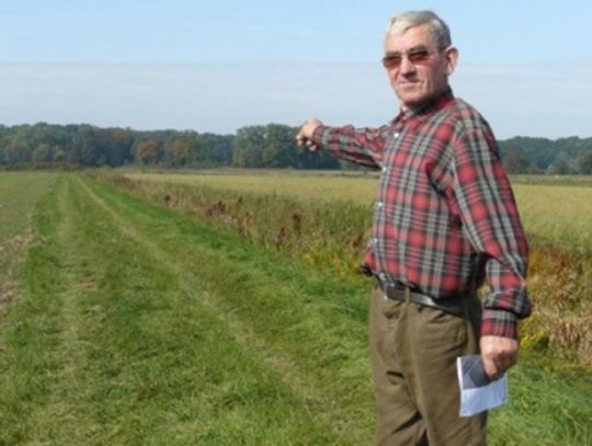 Rolnik od czterech lat nie może korzystać ze swojego pola. &amp;quot;Chyba założę tu rezerwat&amp;quot;...