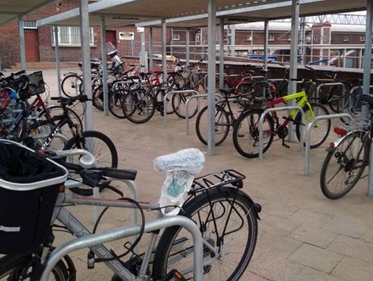 Rowerzyści i rowerzystki mogą parkować jednoślady pod nową wiatą przy dworcu PKP