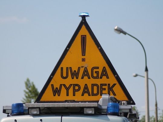 Rozbite auto na barierach ochronnych autostrady. Trwają utrudnienia w ruchu...