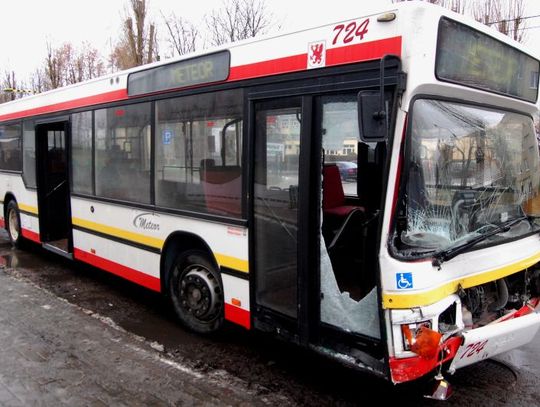 Rozbity autobus i renault przy ul. Gdańskiej