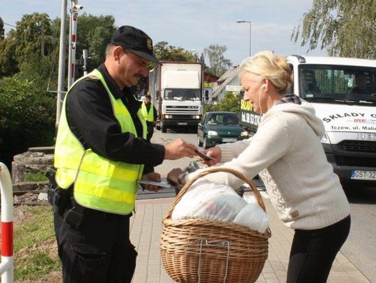 Rozdawali ulotki, by przestrzec kierowców i pieszych
