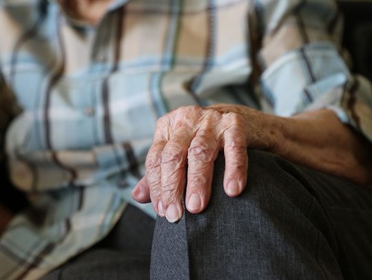 Rozstał się z żoną, stracił prawo do lokalu. 85-latek z Tczewa żyje dosłownie na walizkach