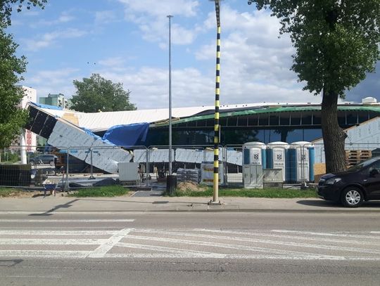 Runął dach na budującym się markecie