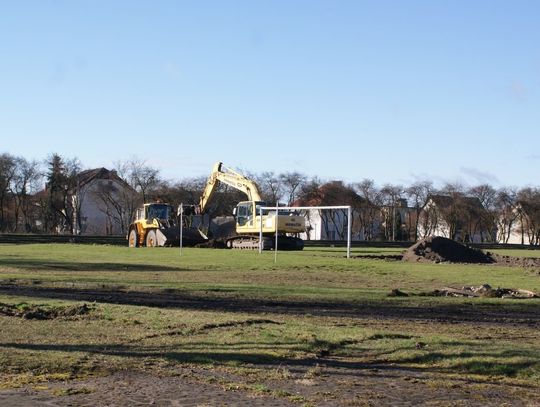 Ruszyła budowa boiska przy ul. Bałdowskiej. Wykonawca zaczyna m.in. od korytowania terenu pod nową bieżnię
