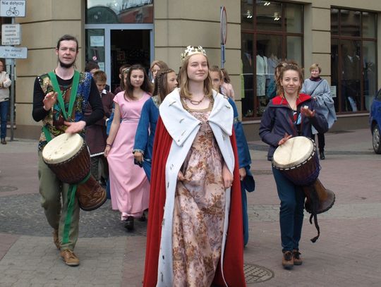 Rycerskie pojedynki, średniowieczne tańce, warsztaty dawnego rzemiosła - to wszystko już dziś na pl. Hallera!
