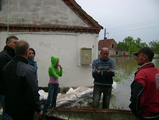Rzeka powoli wraca do koryta 