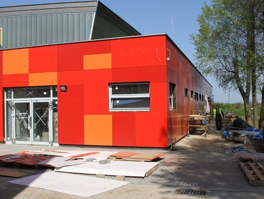 Sala gimnastyczna przy SP 8 - kończą się prace elewacyjne