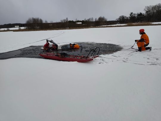 Samochód runął pod ciężarem na lodowej tafli. Pożary budynków mieszkalnych Samochód runął pod ciężarem na lodowej tafli. Pożary budynków mieszkalnych