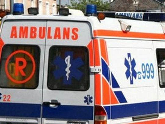 Samochód zatrzymał się na drzewie. Jedna osoba ranna