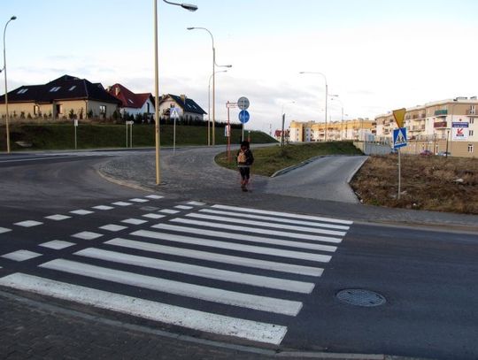 Samochodem po „zebrach”. Drogowy absurd - wprost pod koła...