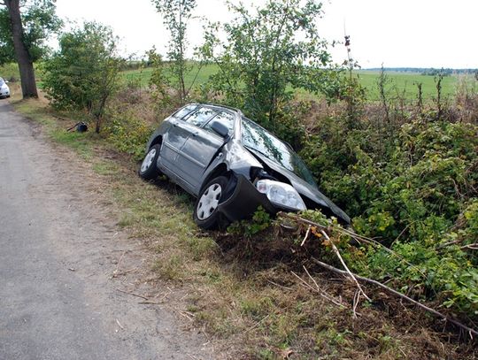 Samochodem w drzewo – dwie osoby ranne, w tym 2-latek