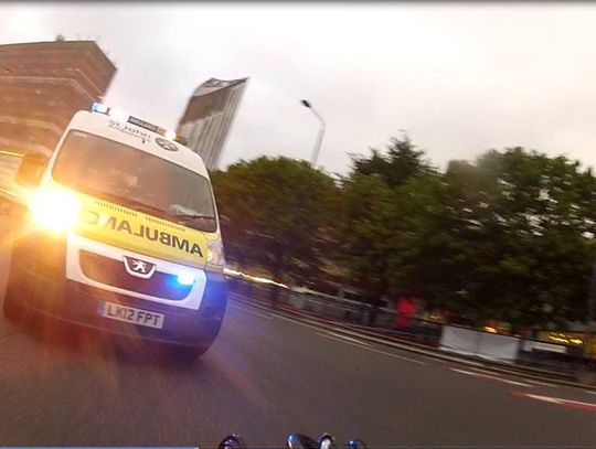 Ścigał się z karetką. Żenująca „popisówka” na drodze