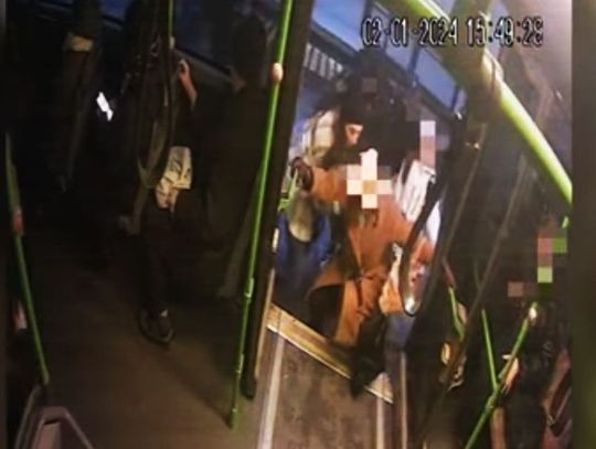 [WIDEO] Seniorka wchodząc do autobusu straciła siły... Pomogła jej młodzież
