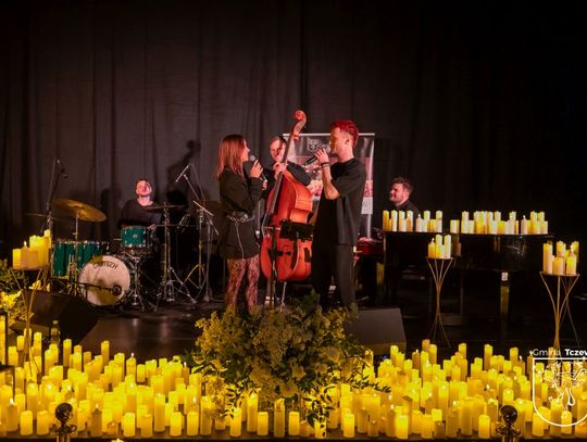 Setki świec, owacje i róże dla pań. CANDLE LIGHTS zachwycił mieszkanki w Lubiszewie