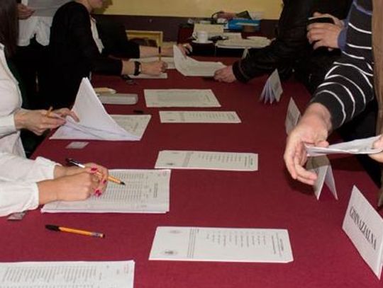 Skandal w komisji wyborczej! Głosowała za innych