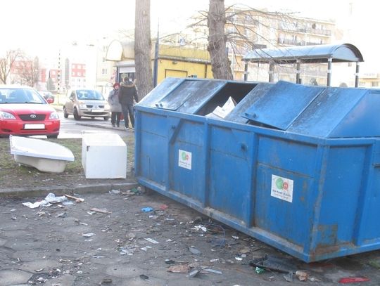 Sklepikarze z ul. Armii Krajowej mówią „dość”. "Cudze odpady odstraszają nam klientów"
