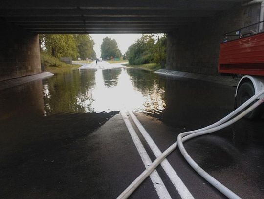 Skutki ulewy - zalany wiadukt w Czarlinie