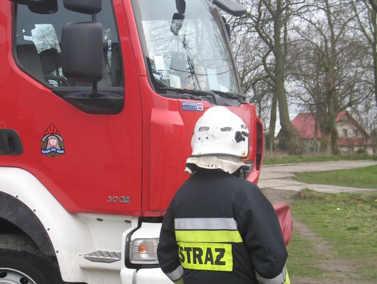 Słup zniszczył ogrodzenie stadionu. Wcześniej zahaczyła o niego ciężarówka