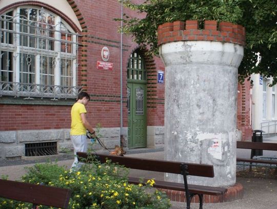 Słupy ogłoszeniowe na zawsze znikają z ulic Tczewa. Zastąpią je przeszklone gabloty