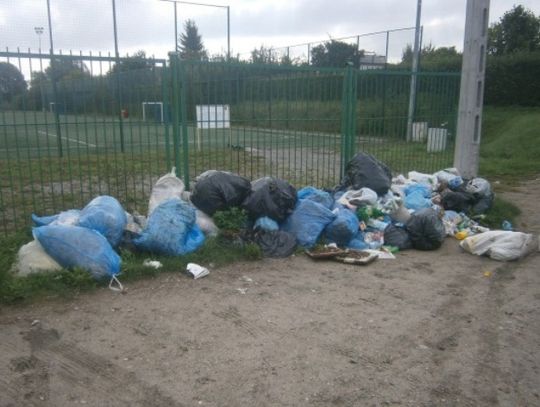 Śmieci na placach i na przystankach autobusowych. ZUK apeluje do mieszkańców o pilnowanie czystości! 