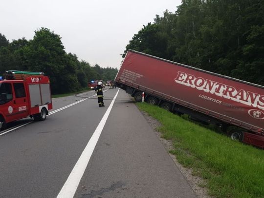 Śmierć na miejscu osoby podróżującej - skutek zderzenia auta osobowego i ciężarówki 