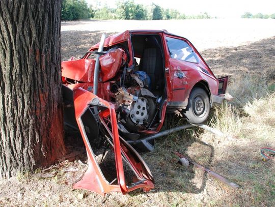 Śmierć w &amp;quot;maluchu&amp;quot;. Auto wbiło się w drzewo