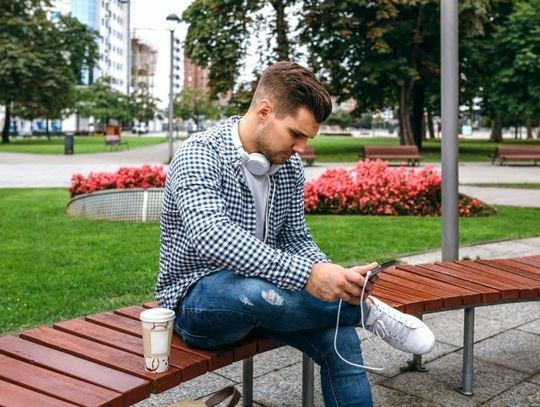 Sneakersy i jeansy męskie – jak je nosić, żeby wyglądały dobrze?