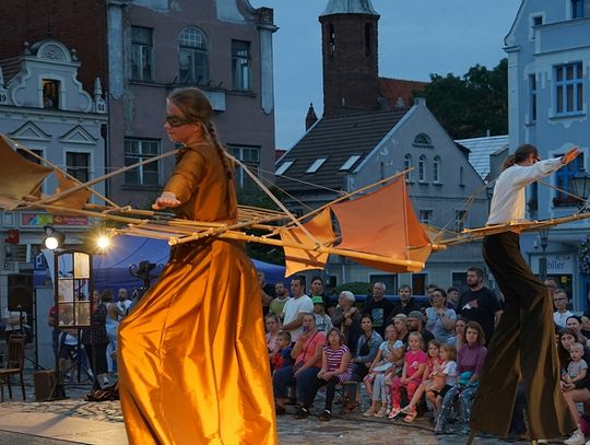 [ GALERIA ZDJĘĆ] Spektakl plenerowy „Klasa” w wykonaniu Teatru Snów. Teatr wyszedł na ulice Tczewa!