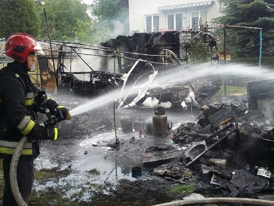 Spłonęły przyczepy kempingowe! W środku były butle gazowe