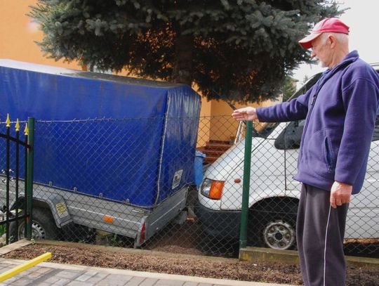 Spór o przyczepę… z odchodami ptaków