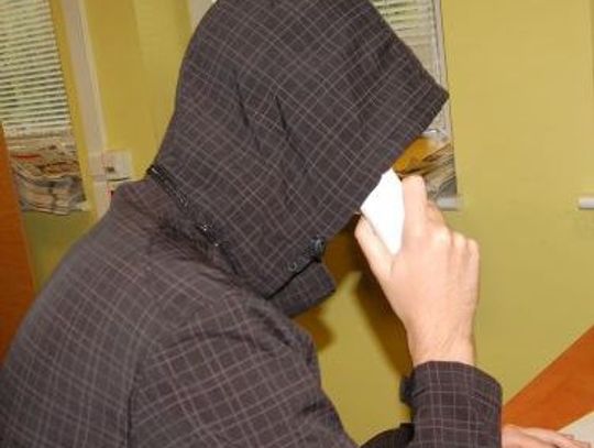 Starsze osoby na celowniku oszustów - metoda na wnuczka i przytomna babcia