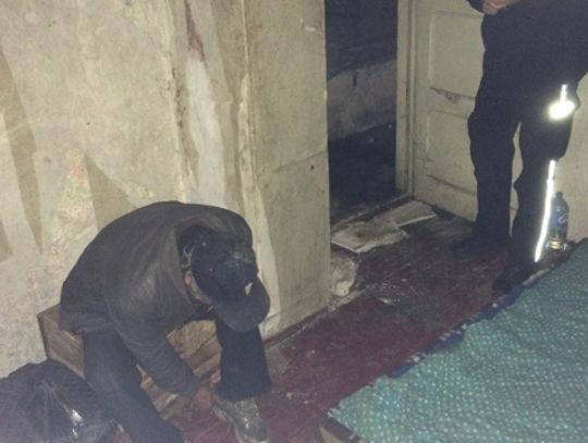 Stoi kasztan i stoi waląca się rudera. A w niej gnieżdżą się bezdomni