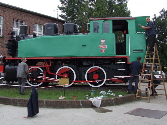Stoi na stacji odmalowana lokomotywa