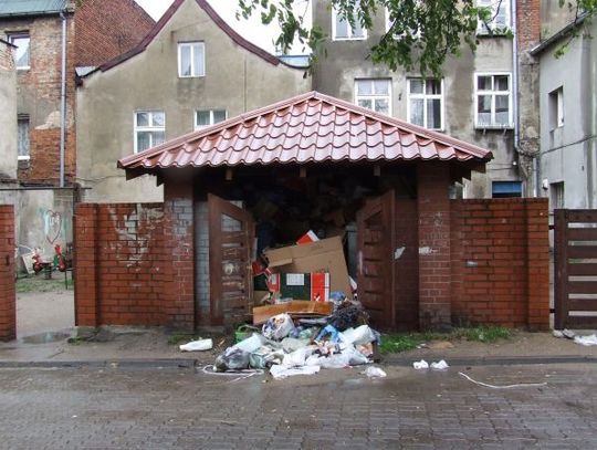 Straszy brud i śmieci. Kto ma sprzątać po mieszkańcach? 