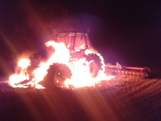 Straż gasi płonący ciągnik. Dwa zastępy w akcji