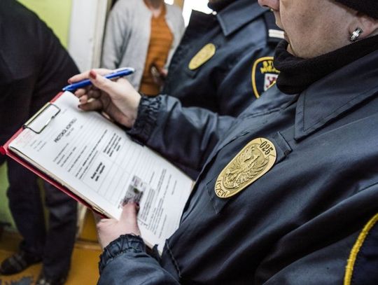 Straż Miejska ruszyła w teren. Od domu do domu sprawdza czym mieszkańcy palą w swoich piecach