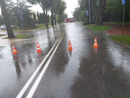 Straż pożarna pracuje przy zalanej ul. 30 Stycznia