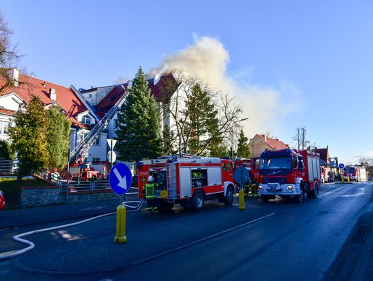 Strażacy walczą z ogniem w siedzibie ZUS w Sztumie. Ulica Mickiewicza zamknięta