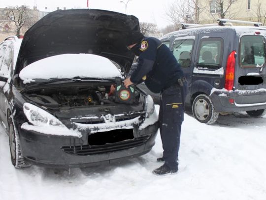 Strażnicy miejscy pomagają uruchomić samochód