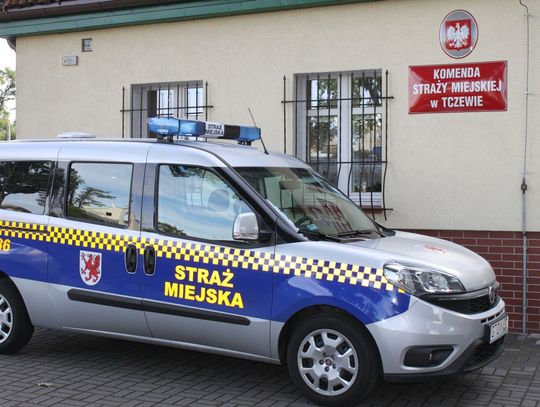 Strażnicy miejscy uratowali mężczyznę! Leżał za przystankiem, w pewnym momencie zaczął sinieć