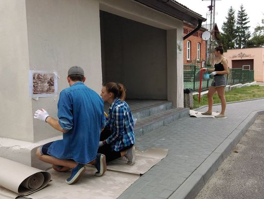 Studenci z Bydgoszczy malują w Piasecznie mural. Na przystanku...