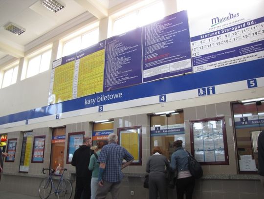 Sukces odtrąbiony. Luki w rozkładzie jazdy. Wkurzeni pasażerowie koczują na dworcu