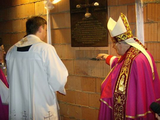 Świątynia na planie krzyża. Gazety i monety w tubie