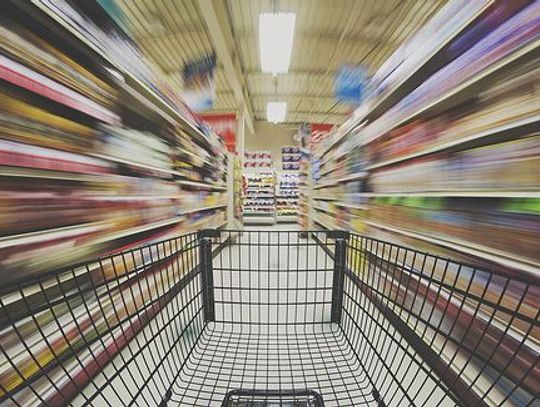 Święta, zakupy i szok przy kasie. Kto nam może zajrzeć do siatki?