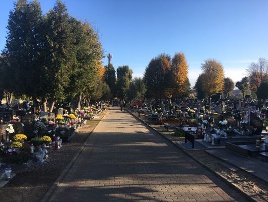 Święto Wszystkich Świętych - puste cmentarze 