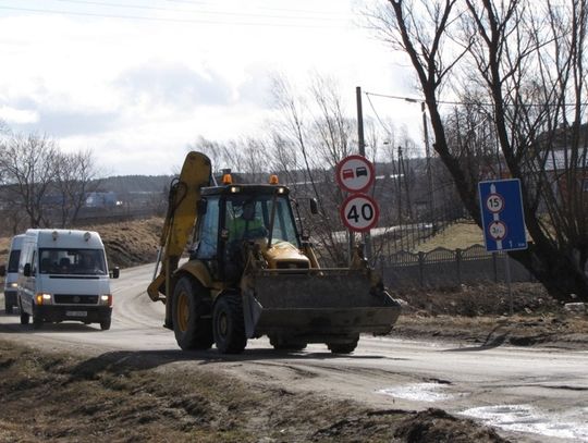 Szpetne słupy przy nowej drodze. Remontując dojazd do autostrady zapomnieli jednym szczególe