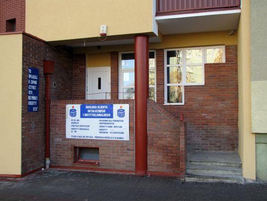 Szukają sprawcy napadu na bank. Sterroryzował kasjerkę i ukradł kilka tysięcy złotych